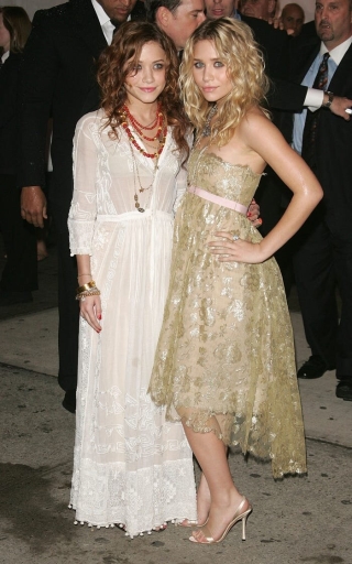 Chủ đề của Met Ball 2005 là về lịch sử và tác động của Chanel, nhưng hai chị em nhà Olsen đều không mặc đồ của nhà mốt này. Váy của Ashley được thiết kế bởi Oscar de la Renta còn Mary-Kate mặc đồ vintage.