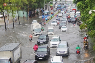Ảnh: Mưa lớn gần 2 tiếng, người Sài Gòn bì bõm lội nước trên đường Nguyễn Hữu Cảnh vì kẹt xe, Ch?t máy - Ảnh 1.