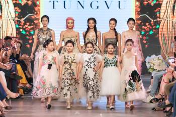Mẫu nhí Bảo Hà trình diễn với trăn khổng lồ, Á hậu Thúy Vân vừa sinh xong đã diện ngay crop top táo bạo thách thức sàn catwalk của Fashion Festival - Ảnh 9.