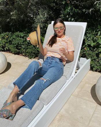 Miranda Kerr sẽ chỉ bạn biết 3 mẫu áo mix với quần jeans cho hiệu ứng hack tuổi đỉnh cao, không lo 