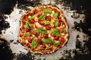 Nghệ thuật làm bánh pizza ở Italy truyền cảm hứng ẩm thực cho người Nhật Bản - Ảnh 1.
