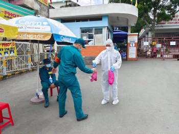 Phong tỏa Bệnh viện Tân Phú, giữa trưa nắng người nhà tiếp tế đồ cho người thân - ảnh 10