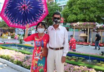 Người Sài Gòn đi đường hoa Nguyễn Huệ: Có người kéo khẩu trang xuống chụp ảnh rồi kéo lên - ảnh 8