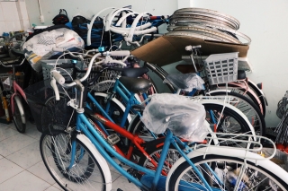 Chàng trai biến xe đạp sắt vụn thành xe mới toanh tặng người nghèo ở Sài Gòn - Ảnh 6.