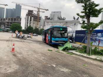 Xe buýt ở Hà Nội lao lên vỉa hè, đâm Ch?t người đi bộ - Ảnh 2.