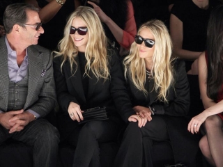 Trong Tuần lễ thời trang New York năm 2012, Mary-Kate và Ashley quay trở lại với phong cách mặc đồ đôi giống hệt nhau.