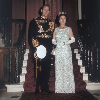 Nữ hoàng và Công tước xứ Edinburgh tổ chức lễ kỷ niệm đám cưới bạc tại cung điện Buckingham vào ngày 20 tháng 11 năm 1972.