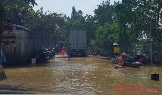 Cơ quan Thường trực Báo Nhân Dân tại Đà Nẵng cứu trợ người dân vùng lũ Quảng Bình -0