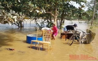 Cơ quan Thường trực Báo Nhân Dân tại Đà Nẵng cứu trợ người dân vùng lũ Quảng Bình -0