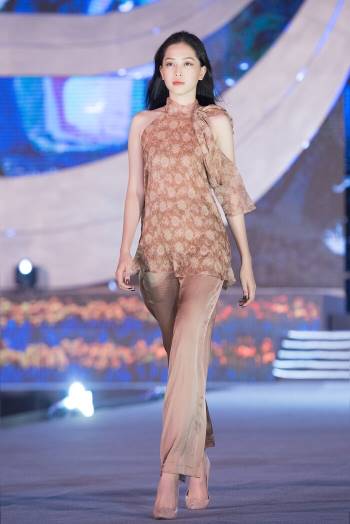 Hoa hậu Đỗ Mỹ Linh, Tiểu Vy để mặt mộc, đẹp thần thái thu hút sự chú ý bao người Ảnh 3