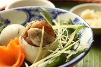 Ăn trứng vịt lộn với gừng và rau răm có tốt?