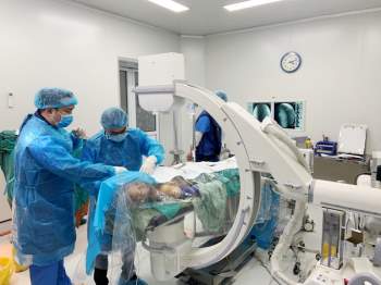 Bác sĩ BVĐK Hà Đông thực hiện kỹ thuật đặt máy tạo nhịp tim cho bệnh nhân.
