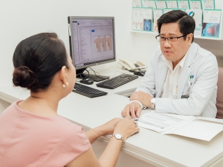 Bác sĩ Võ Kim Điền, chuyên khoa Ung bướu nội khoa và Xạ trị, Trung tâm Hy Vọng, Bệnh viện FV tư vấn cho bệnh nhân. XIN TÊN NGƯỜI CHỤP ẢNH.