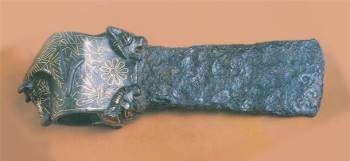 Chiếc rìu sắt từ Ugarit trên bờ biển phía bắc Syria có niên đại từ năm 1500 trước Công nguyên, khoảng 300 năm trước khi phát minh ra sắt luyện kim.