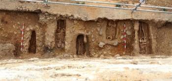 Bí ẩn kép về 11 hài cốt giấu dưới tường làng 800 năm - Ảnh 1.
