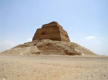 Bí mật kim tự tháp đỏ ở Ai Cập: Sau 141 năm mới giải mã được một phần - Ảnh 2.