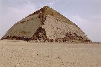 Bí mật kim tự tháp đỏ ở Ai Cập: Sau 141 năm mới giải mã được một phần - Ảnh 3.