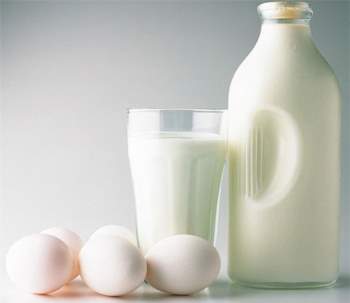 Cách dưỡng trắng da bằng trứng gà và sữa tươi rất an toàn với làn da