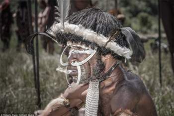 Nhìn gần bộ tộc bí ẩn đeo khuyên mũi bằng răng lợn - ảnh 6
