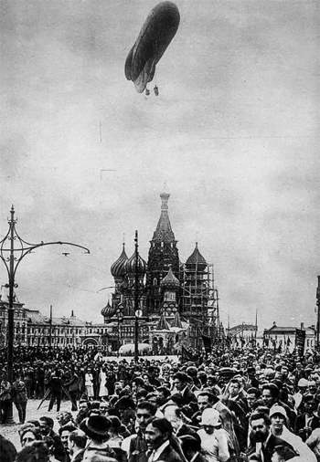 Bức ảnh nhìn thấu Liên Xô: Vũ khí tối thượng của Moscow trên chiếc đĩa in câu nói nổi tiếng của Lenin - Ảnh 10.