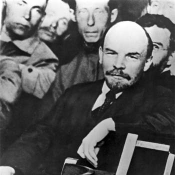 Bức ảnh nhìn thấu Liên Xô: Vũ khí tối thượng của Moscow trên chiếc đĩa in câu nói nổi tiếng của Lenin - Ảnh 2.
