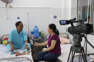 CTV Minh Hiền phỏng vấn người bệnh.
