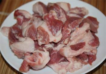 Thịt lợn mông hay thăn đầy cạo rửa sạch thái lát mỏng có độ dày khoảng 0,7cm.