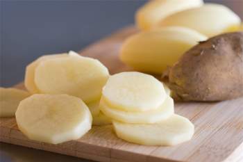 Sử dụng khoai tây thái lát là cách làm trắng da nhanh nhất mà rất đơn giản