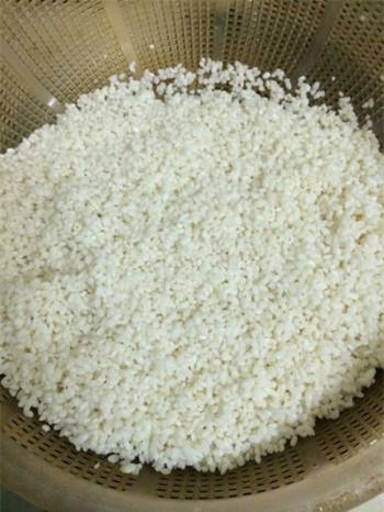 Gạo nếp vo sạch ngâm khoảng 6 tiếng hoặc qua đêm cho gạo nở rồi vớt ra rổ cho ráo nước rồi xóc gạo với 1 chút muối cho hạt xôi được săn và đậm đà.