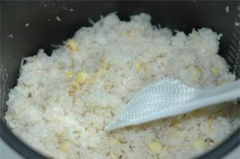 Các bước đơn giản cho món xôi dừa hạt sen thơm phức
