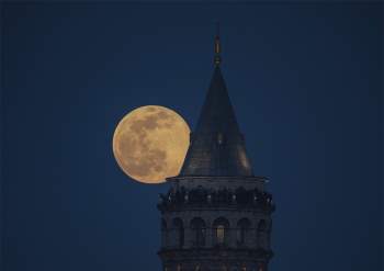 Siêu trăng hồng tỏa sáng rực rỡ sau tháp Galata ở thành phổ Istanbul, Thổ Nhĩ Kỳ.