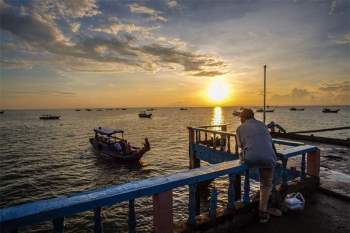 Dưa hấu nơi đây cũng rất nổi tiếng vì có vỏ mỏng, ruột đỏ, ngọt thơm. Ảnh: Tuanvu.