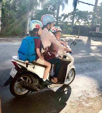 Chở con trẻ trên xe máy