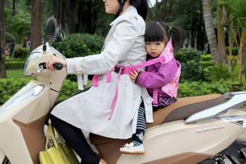 Chở con trẻ trên xe máy 