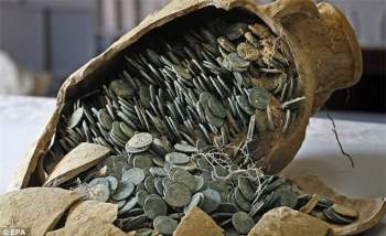 Kho báu đồng xu khổng lồ tại công viên Tây Ban Nha