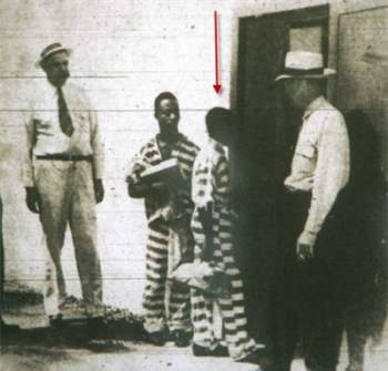 Chuyện về tử tù trẻ nhất nước Mỹ bị hành hình trên ghế điện: Màn luận tội vỏn vẹn 10 phút và những giọt nước mắt từng khiến cả thế giới uất nghẹn - Ảnh 3.
