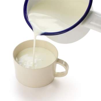 Có nên hâm nóng sữa bịch cho con uống khi trời lạnh?