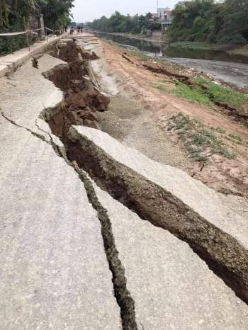 Bạch Hạ - Phú Xuyên: Sụt lún đê kinh hoàng, người dân mất đường đi - Ảnh 1