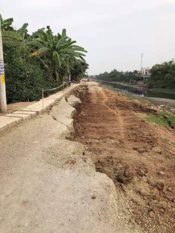 Bạch Hạ - Phú Xuyên: Sụt lún đê kinh hoàng, người dân mất đường đi - Ảnh 2