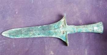 Đám trẻ phát hiện con dao rỉ sét, đem bán cho cửa hàng phế liệu - Khi đội khảo cổ tìm đến, họ đã đào tung cả ngọn đồi - Ảnh 3.