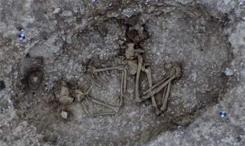 Đào hầm, phát hiện hài cốt 4.500 tuổi an nghỉ trong chiếc nồi - Ảnh 1.