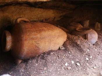 Đào ống nước, lọt vào hầm mộ 2.000 năm đầy cổ vật quý - Ảnh 1.
