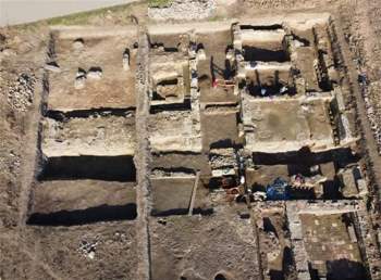 Đào ruộng bắp, phát hiện pháo đài châu báu 2.000 tuổi - Ảnh 1.