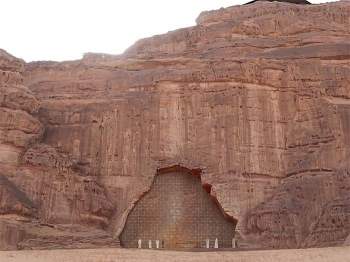 Khách sạn ẩn mình trong núi đá sa thạch cổ - Ảnh 7.