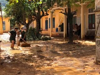 Dọn bùn ở Trạm y tế xã Hướng Việt.