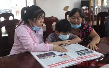 Tặng quà Tết và báo Nhân Dân Xuân cho gia đình có hoàn cảnh khó khăn ở Đồng Nai -0