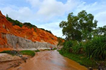 Một đặc điểm rất đặc biệt là lòng suối ở đây chỉ có cát nhưng cát lại không hề bị lún. Ảnh: Ba Baloxanh.