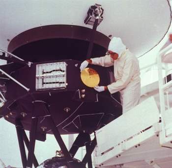  Những chiếc đĩa vàng được gắn lên 2 vệ tinh Voyager 1 và 2 vào năm 1977. 