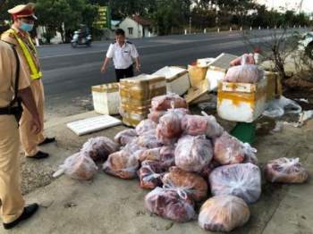 Lực lượng Công an Kon Tum ngăn chặn thực phẩm không đảm bảo.