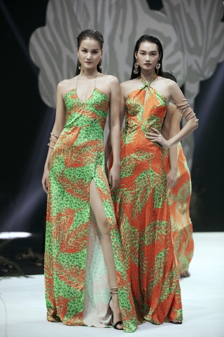 Siêu mẫu Hà Anh diện bikini mướt mát, trình diễn chặt chém cùng Minh Triệu trên sàn runway Ảnh 11